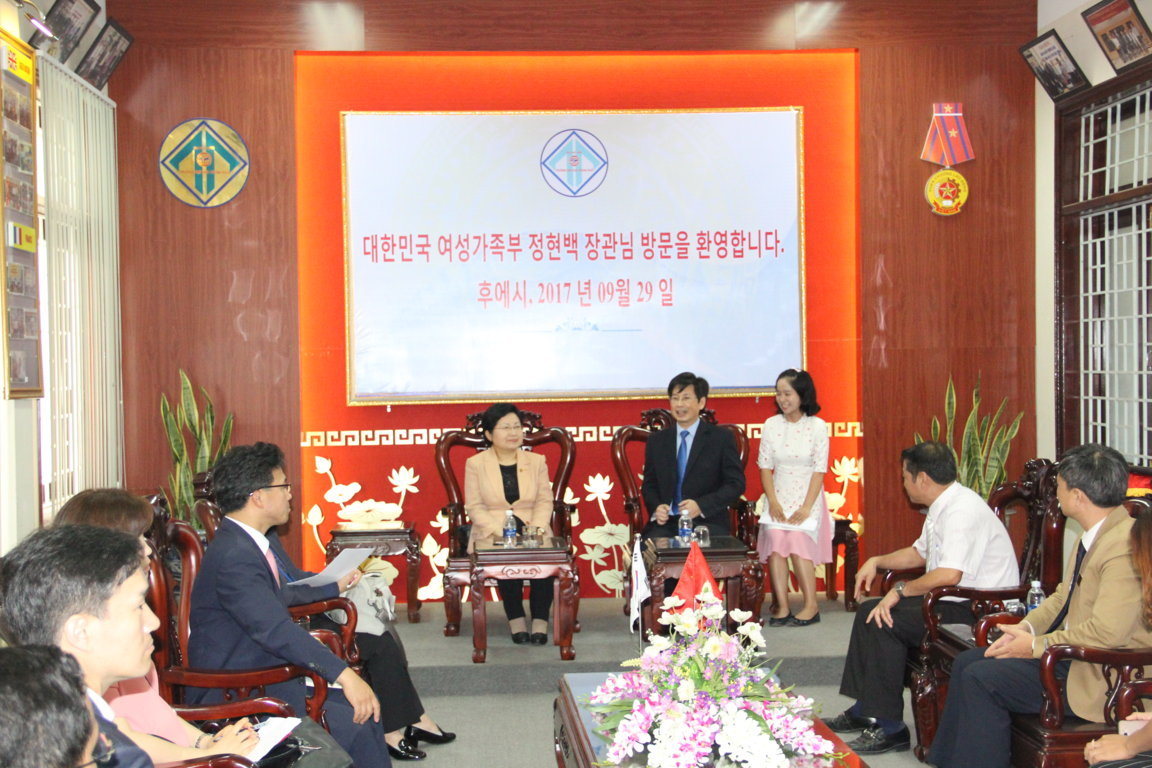 korean-minister-of-gender-equality-and-family-visits-and-works-at-the-university-of-foreign-languages-hue-university