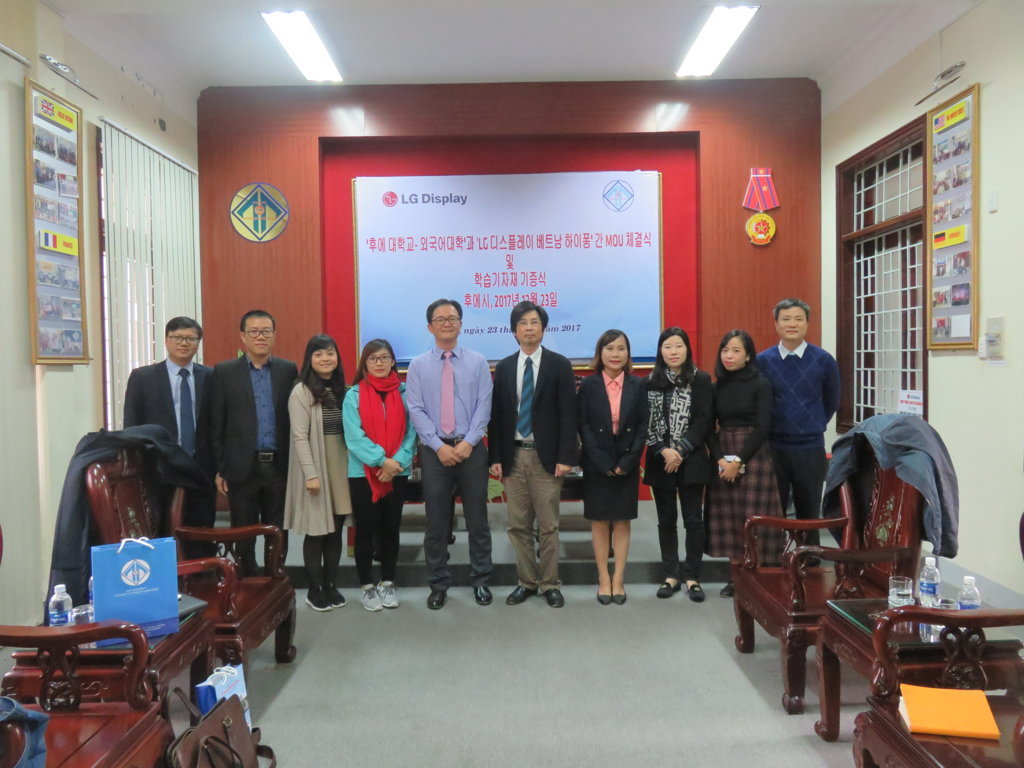 university-of-foreign-languages-hue-university-welcomed-the-delegation-of-lg-display-vietnam-hai-phong