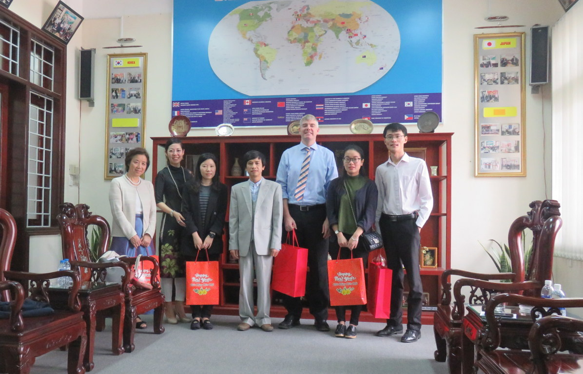 lunar-new-year-gifts-given-to-foreign-volunteer-lecturers