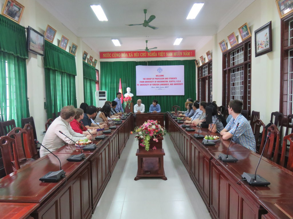 delegation-from-university-of-washington-the-united-states-paid-a-working-visit-to-university-of-foreign-languages-hue-university