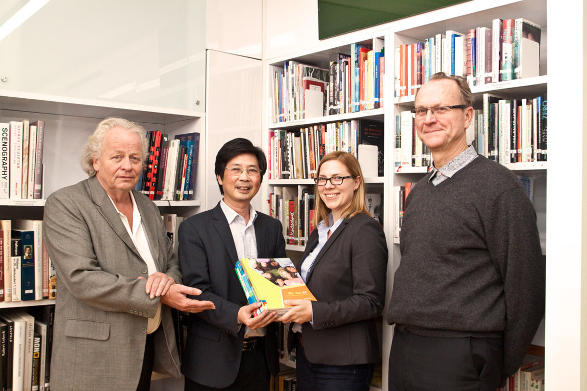 goethe-institut-hanoi-gives-german-textbooks-to-university-of-foreign-languages-hue-university
