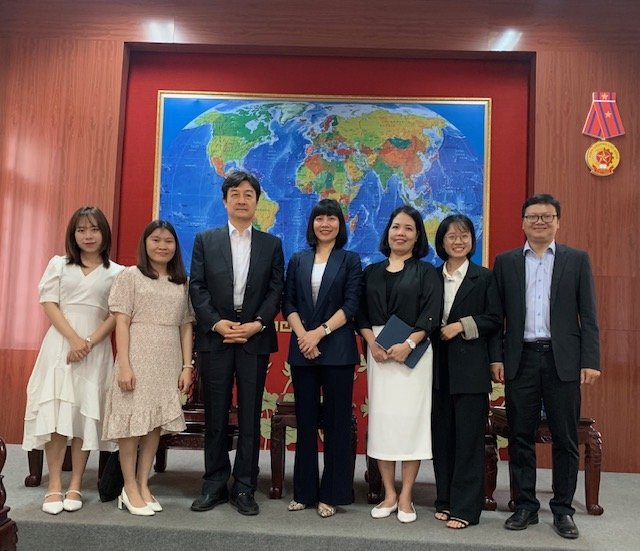the-university-of-foreign-languages-hue-university-welcomed-and-worked-with-mr-choi-jae-jin-the-director-of-the-korea-foundations-vietnam-office