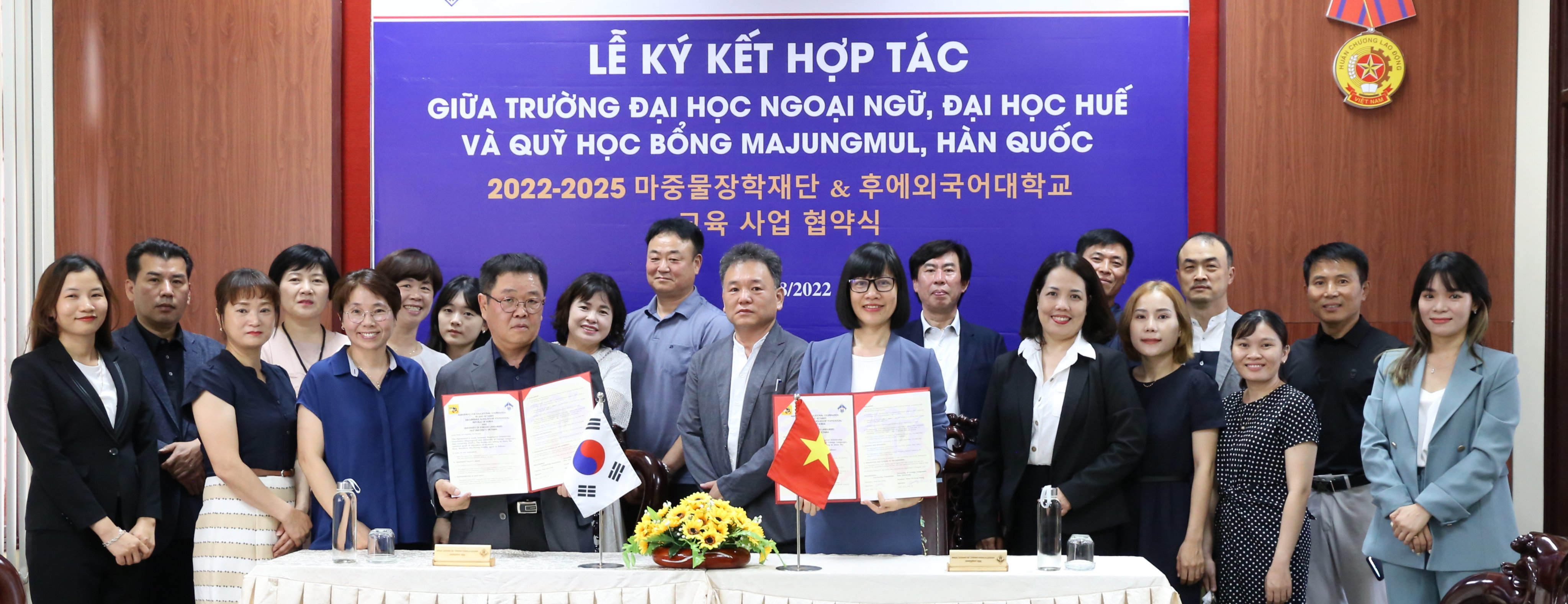 Mou signing ceremony between HUFLIS and Majungmul Scholarships, Korea