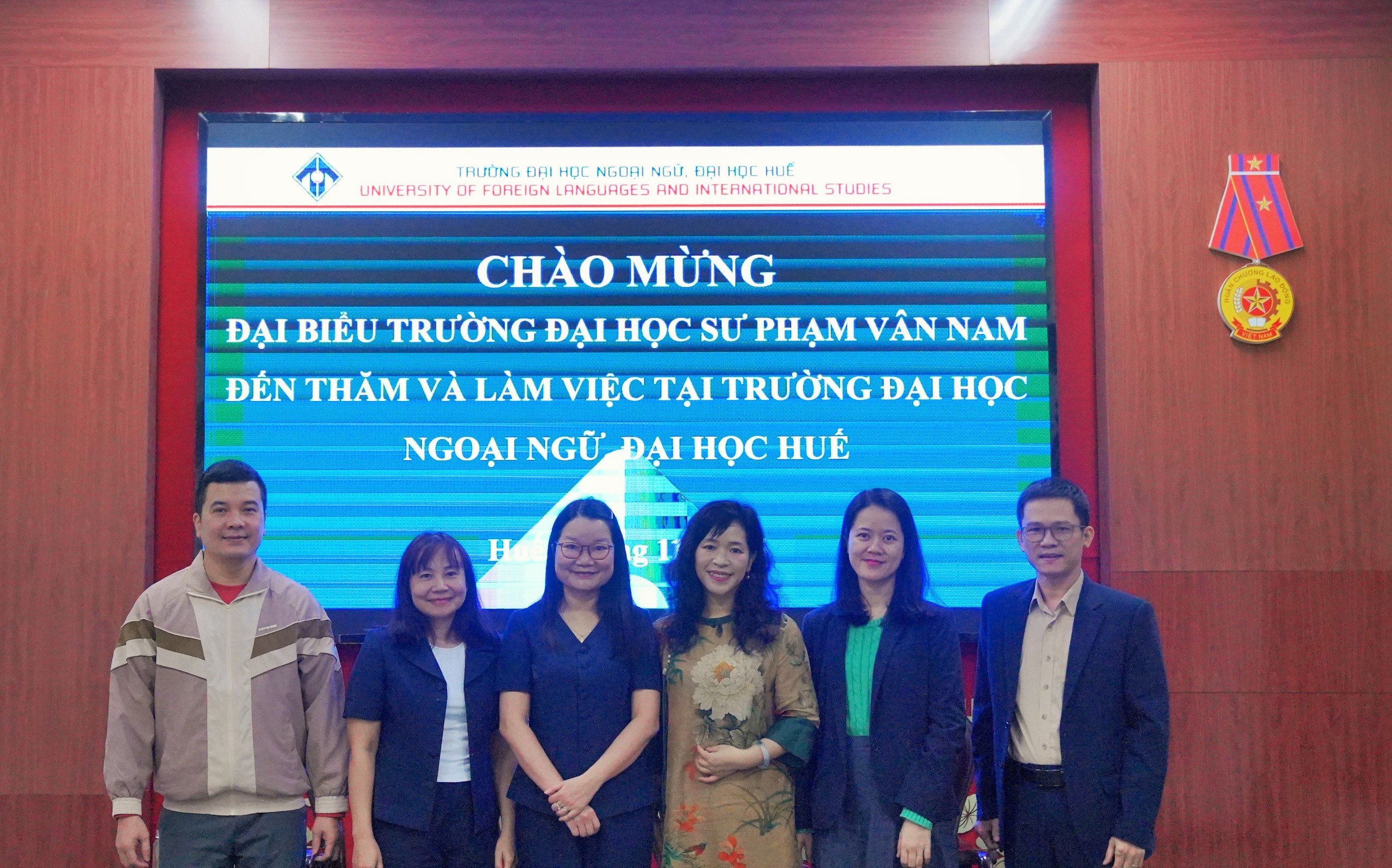 tiep-don-giao-su-duong-kien-pho-vien-truong-vien-hoa-van-truong-dai-hoc-su-pham-van-nam-trung-quoc