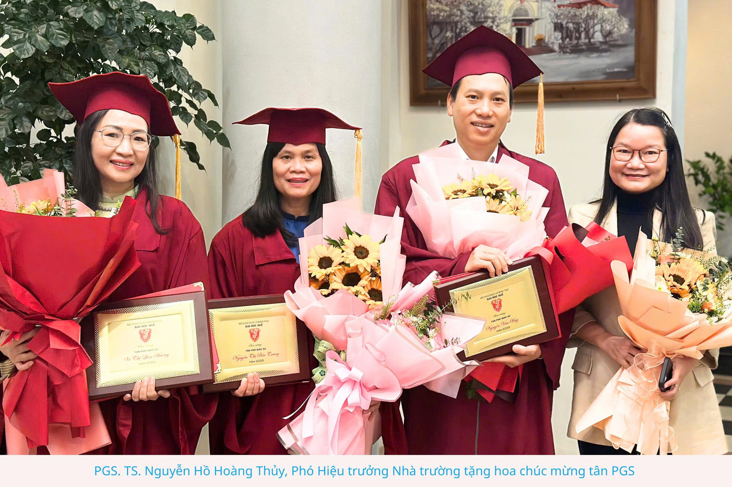 truong-dai-hoc-ngoai-ngu-co-03-giang-vien-duoc-trao-giay-chung-nhan-dat-tieu-chuan-chuc-danh-pho-giao-su-nam-2025